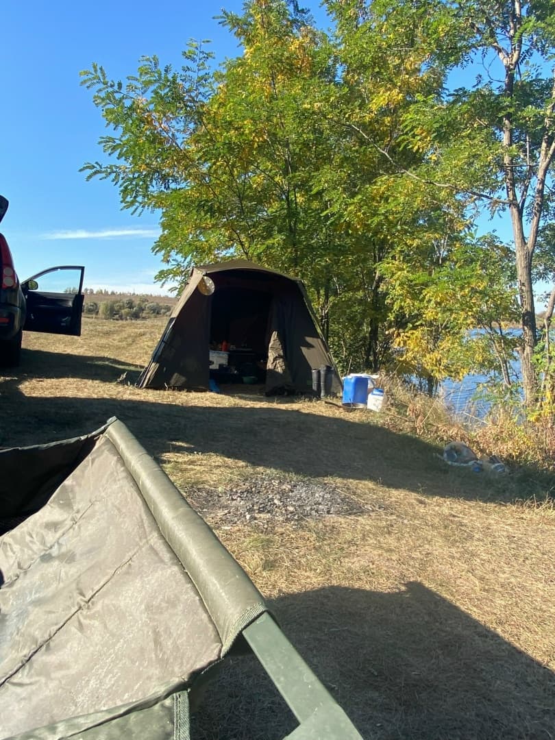 Палатка на берегу